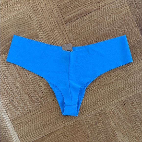 Victoria’s Secret Seamless Thong - Picture 2 of 3